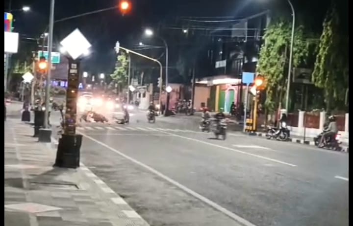 PARAH: Detik-detik balapan liar di Jalan Pemuda Blora yang berujung kecelakaan.