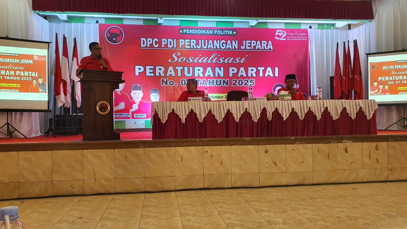ANTUSIAS: Ketua DPC PDIP Jepara Andang Wahyu Triyanto memberikan arahan saat Sosialisasi Peraturan Partai nomor 1 tahun 2025 pada Sabtu (6/9).