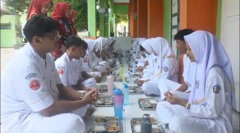 PROGRAM MBG: Siswa-siswi SMK Bhakti Husada Blora sedang lahap menyantap menu makan bergizi gratis (MBG)