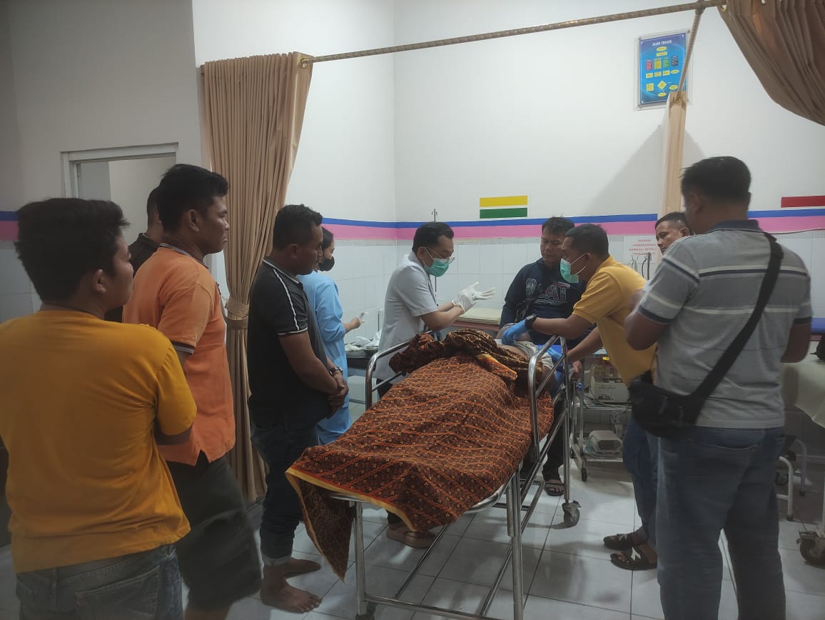 IDENTIFIKASI &ndash; Petugas dari Polsek Pulokulon lakukan olah TKP di lokasi kejadian atas meninggalnya korban Alif Fianto, pekerja terjepit bodi truk di gudang jagung, Desa Sidorejo, Pulokulon.