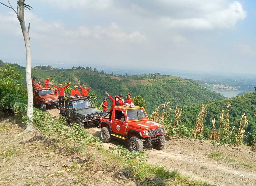 SERU: Sejumlah wisatawan bergaya di atas jeep saat menikmati Wisata Jeep Off-Road Patiayam Adventure, belum lama ini. (ANDIKA TRISNA SAPUTRA/RADAR KUDUS)
