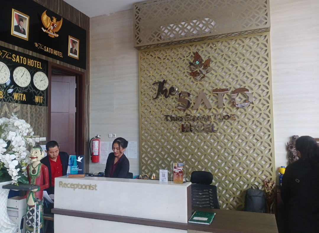LOBBY: Tampak resepsionis The Sato Hotel telah bersiap di posnya untuk melayani pengunjung, belum lama ini. (ANDIKA TRISNA SAPUTRA/RADAR KUDUS)