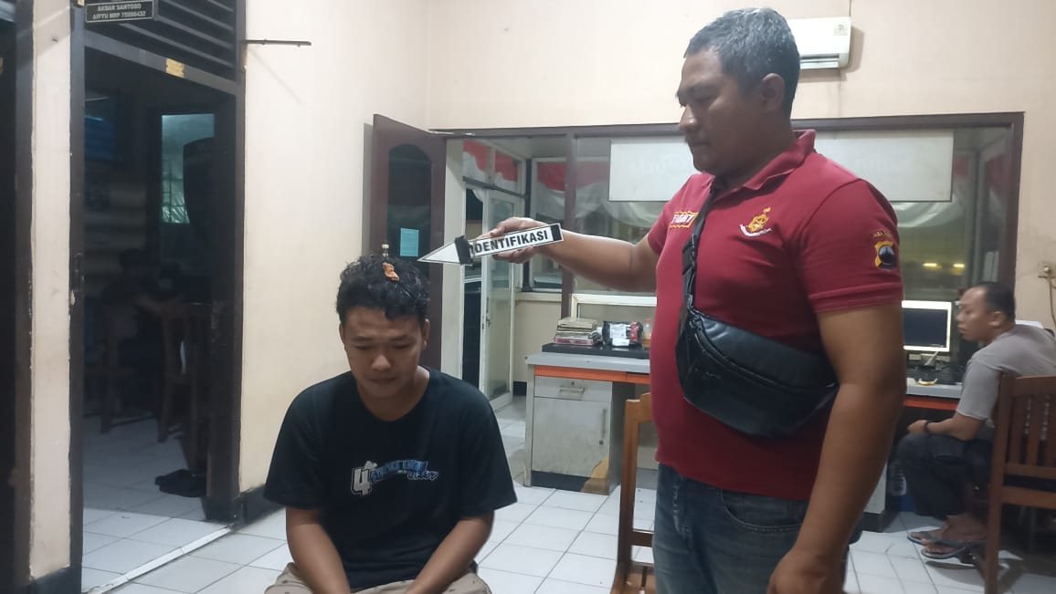 DICEK: Polisi melakukan olah TKP di Desa Ketitang Wetan, Batangan belum lama ini.&nbsp;