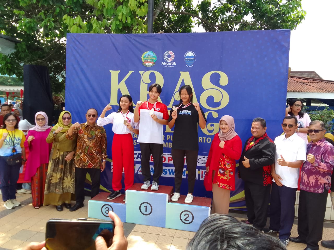 Almaira, siswi kelas X AKL 2 SMKN 3 Jepara meraih medali emas pada nomor gaya punggung pada 400 bebas dan 800 bebas Kejuaraan Renang Antar Siswa (KRAS) se-Jawa Tengah pada 5-7/09/25 di Purwokerto.