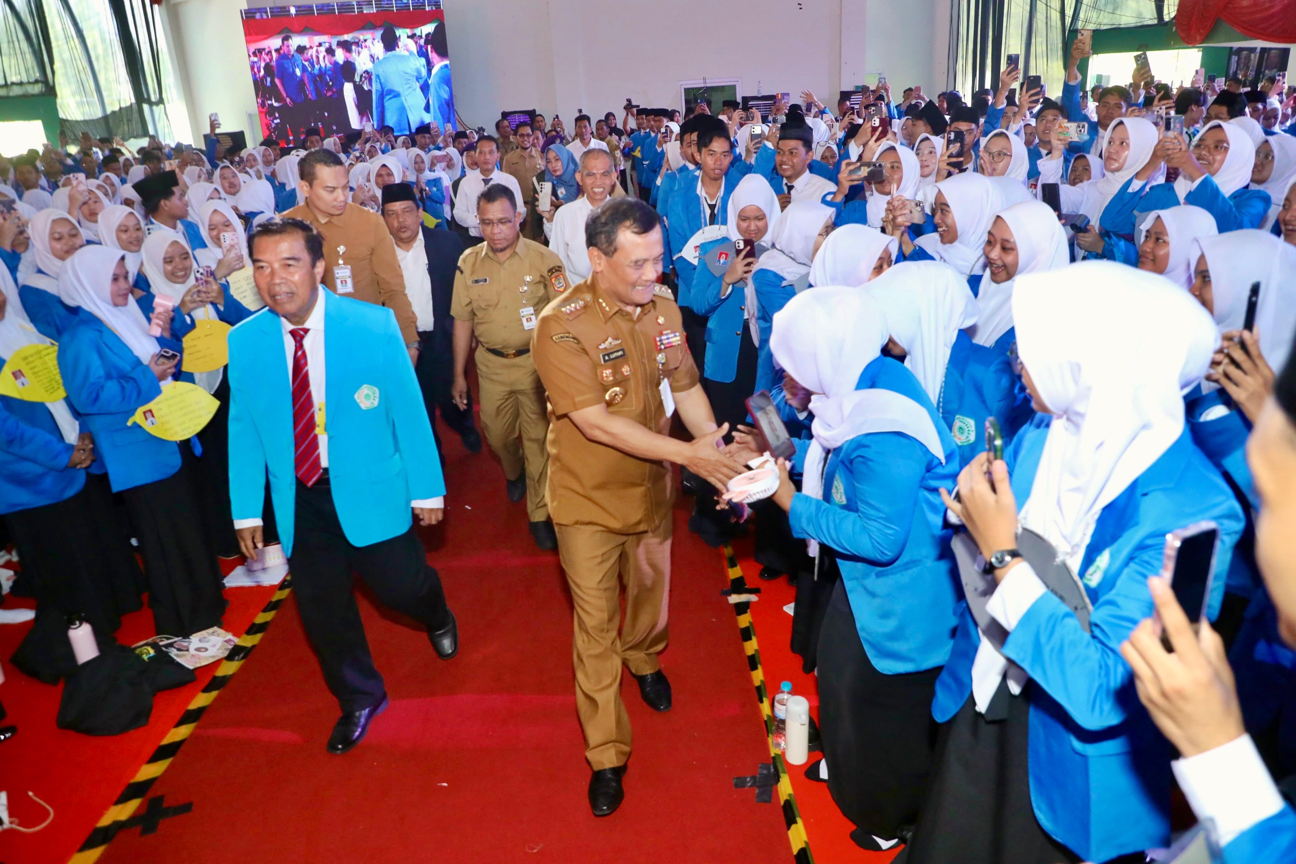 Ahmad Luthfi memenuhi undangan Rektor Unimus, Masrukhi, untuk memberikan pidato penyemangat dan arahan kepada mahasiswa baru Unimus