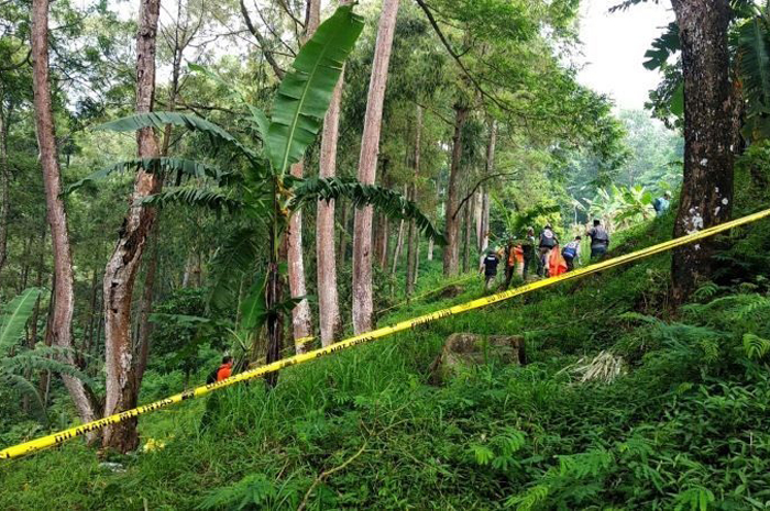 LACAK JEJAK: Kepolisian mengerahkan Unit K-9 untuk menelusuri jejak pelaku dan sebaran potongan organ manusia yang dibuang di jurang tepi jalur Pacet - Cangar, Desa/Kecamatan Pacet, Sabtu (6/9).