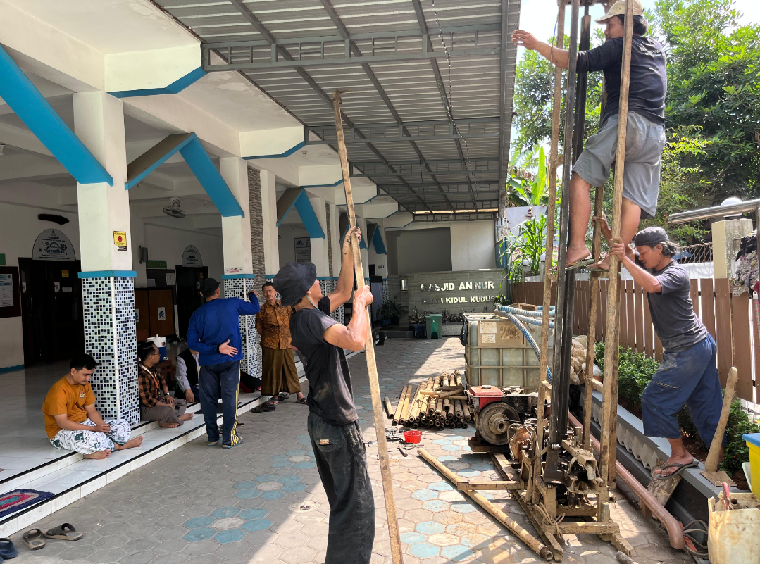 PROSES: Sejumlah pekerja sedang mengerjakan pembuatan sumur bor di Masjid An-Nur, Minggu (7/9). (LAZISMU KUDUS UNTUK RADAR KUDUS)
