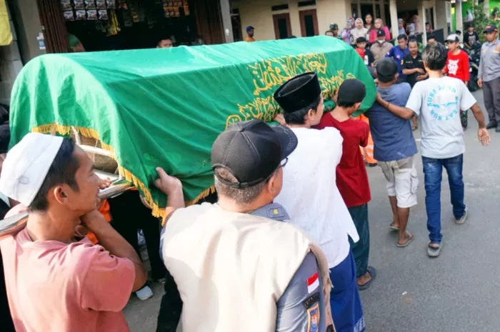 Jenazah korban Irni Susanti korban meninggal dunia dalam peristiwa ambruknya majelis taklim di Kampung Ciapus Kompas, Desa Sukamakmur, Kecamatan Ciomas, Kabupaten Bogor.