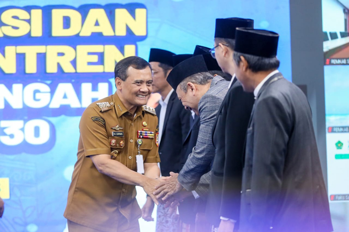 Gubernur Jawa Tengah, Ahmad Luthfi bersalaman dengan para pengurus Lembaga Fasilitasi dan Sinergitas Pesantren (LFSP) Provinsi Jawa Tengah periode 2025&ndash;2030&nbsp;di Gedung Gradhika Bhakti Praja.