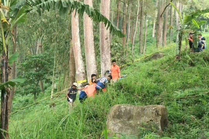 BIKIN GEGER: Petugas mengevakuasi ceceran potongan daging di jurang tepi jalur Pacet - Cangar, Desa/Kecamatan Pacet, Sabtu (6/9).