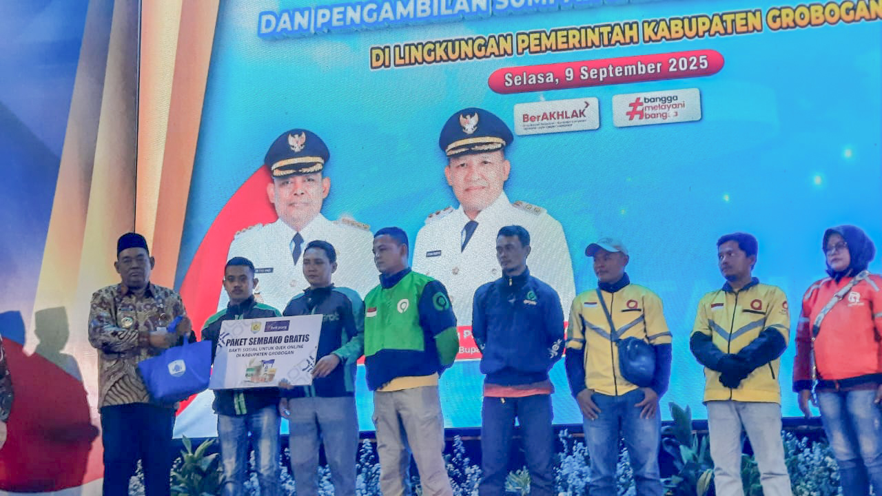 SEMBAKO: Perwakilan ojol Grobogan saat mendapatkan bantuan 100 sembako dari Bank Jateng.