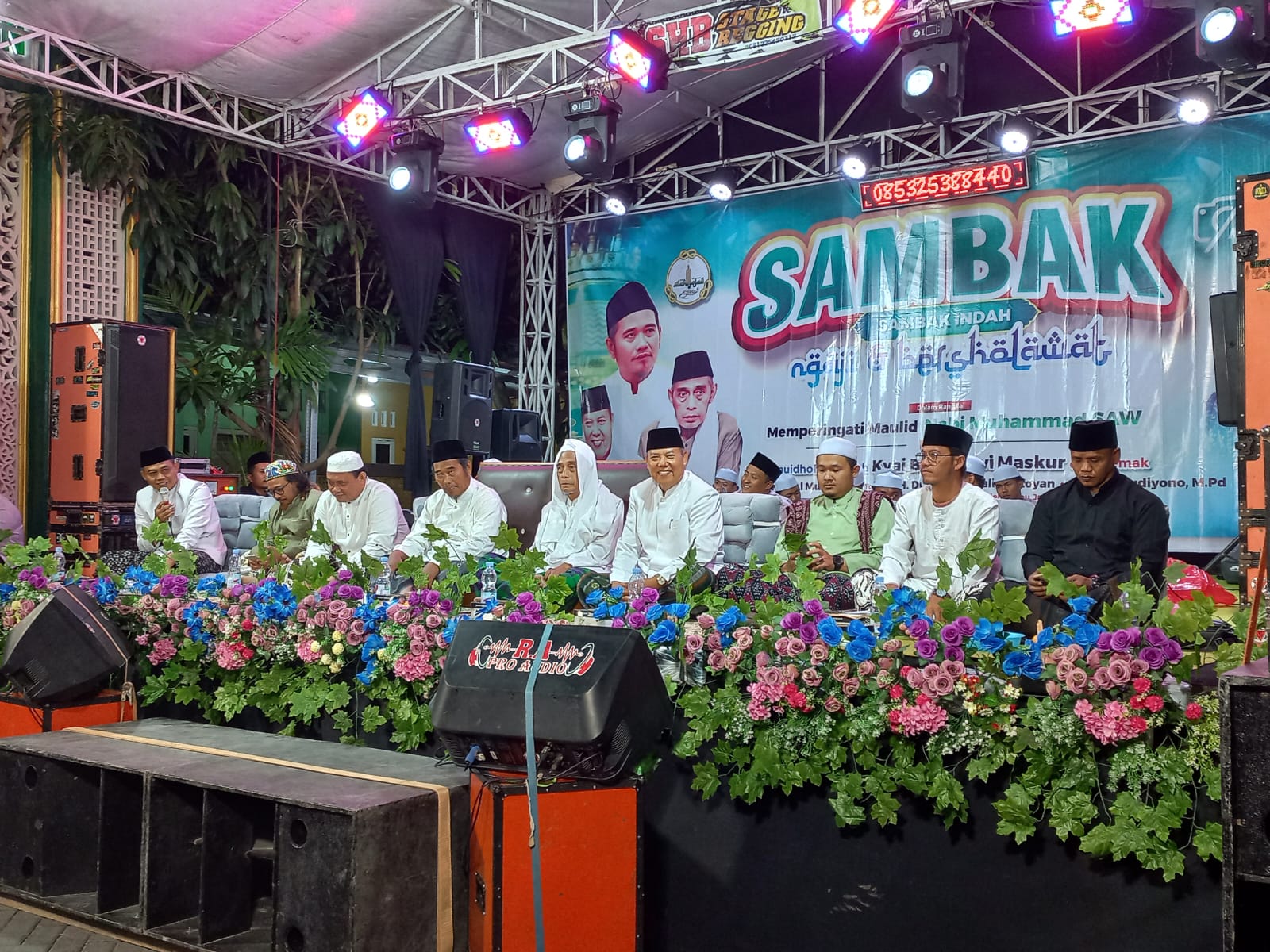 MERIAH &ndash; Ketua Takmir Masjid Darul Muttaqin, Lingkungan Sambak, Kelurahan Danyang, Kecamatan Purwodaid Budiyono bersama para kiai dan ustad dalam memeriahkan Maulid  Nabi