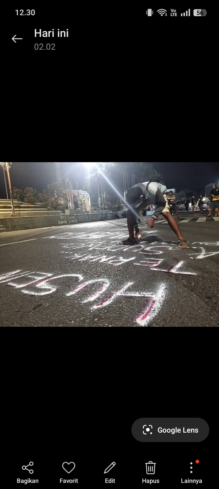 DITULIS: Warga memilok jalan depan Kantor Bupati tadi malam.