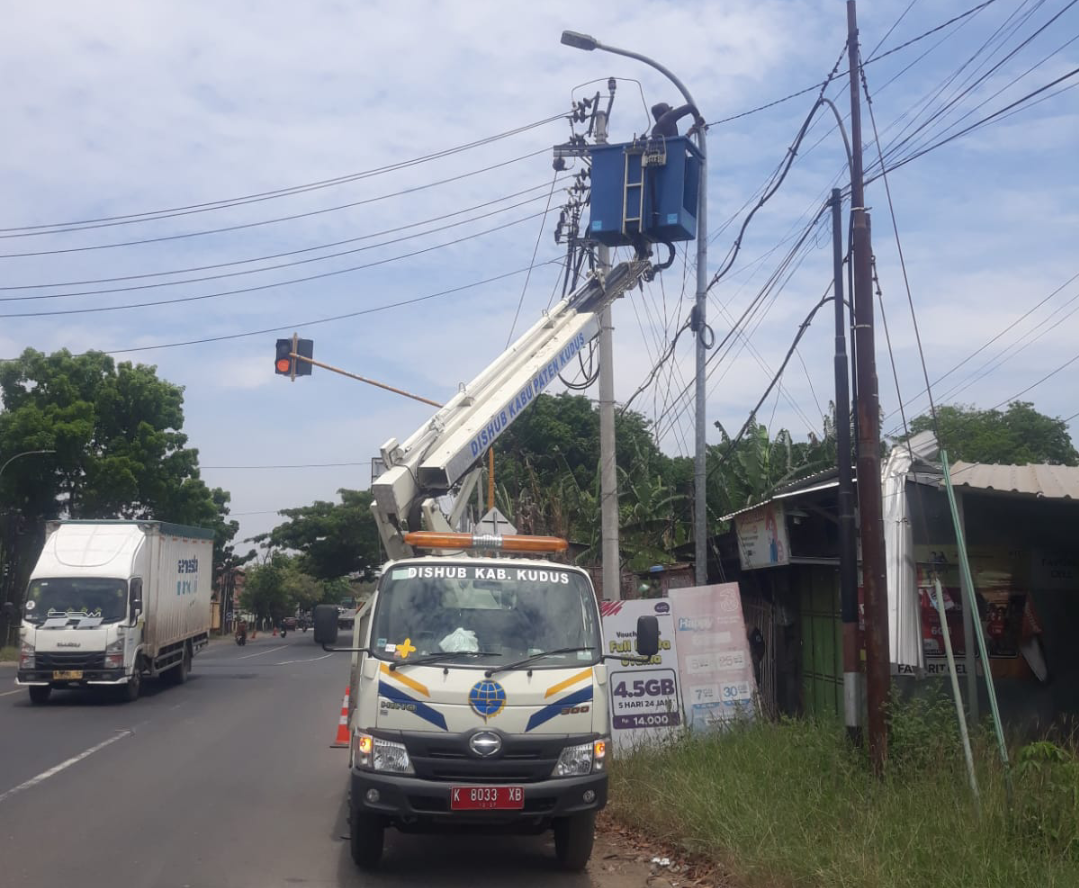 PERBAIKAN: Petugas Dishub Kudus sedang memperbaiki LPJU yang rusak, belum lama ini. (DISHUB KUDUS UNTUK RADAR KUDUS)