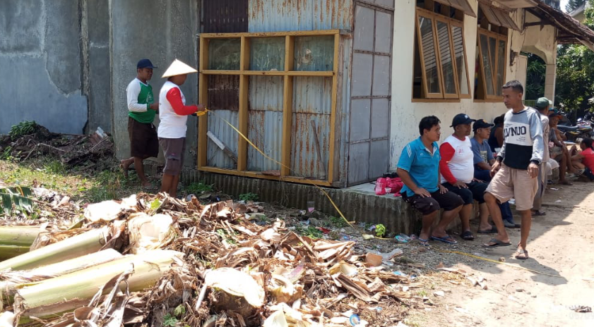 BERSIH-BERSIH: Sejumlah warga membersihkan dan mengukur lahan di Desa Gamong, belum lama ini. (PEMDES GAMONG UNTUK RADAR KUDUS)
