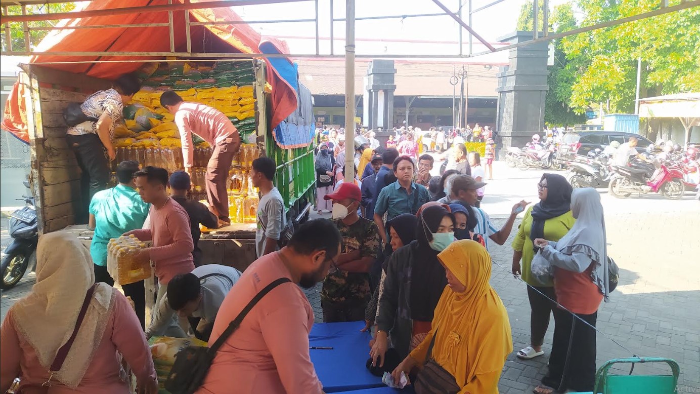 ANTRE PANJANG: Warga Blora membeli beras murah saat operasi pasar murah di Blok T Blora belum lama ini