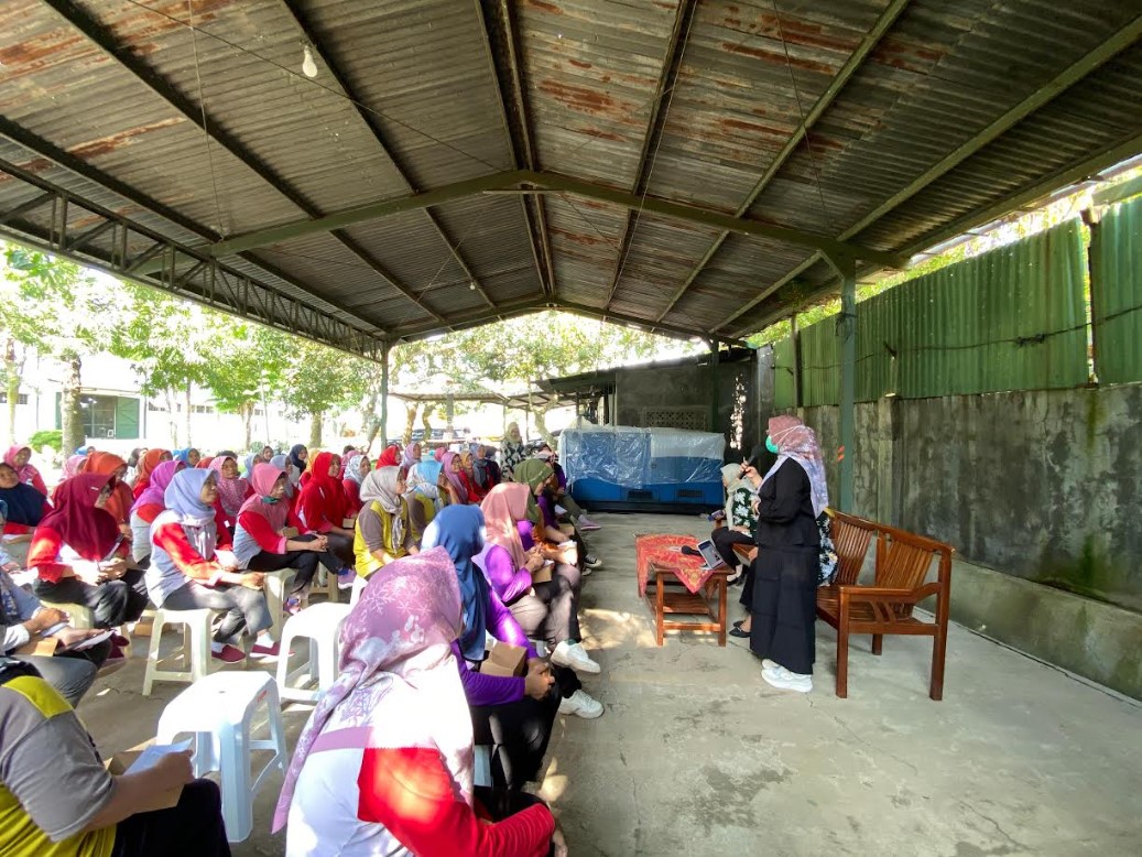 PEMERIKSAAN GRATIS: Puskesmas Jepon melakukan cek kesehatan gratis di pabrik rokok yang ada di Desa Tempellemahbang Kecamatan Jepon baru-baru ini.