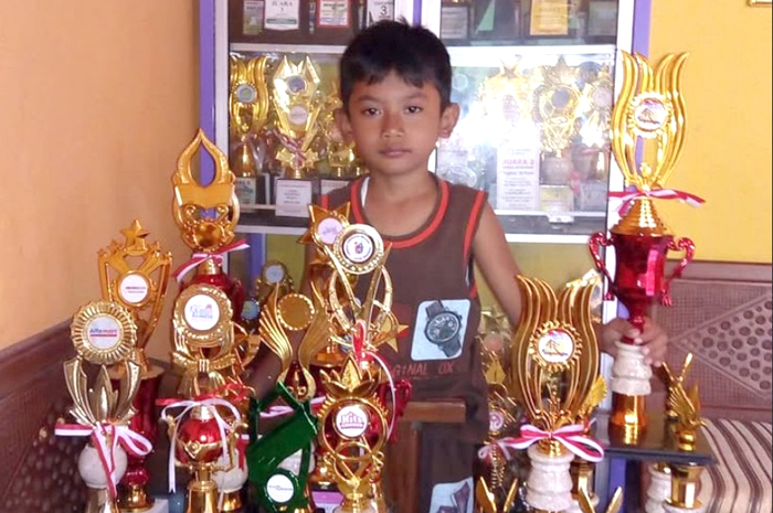 BANYAK PRESTASI: Pradhigta Aditya Satriawan menunjukkan sebagian piala yang diraihnya dari berbagai lomba.