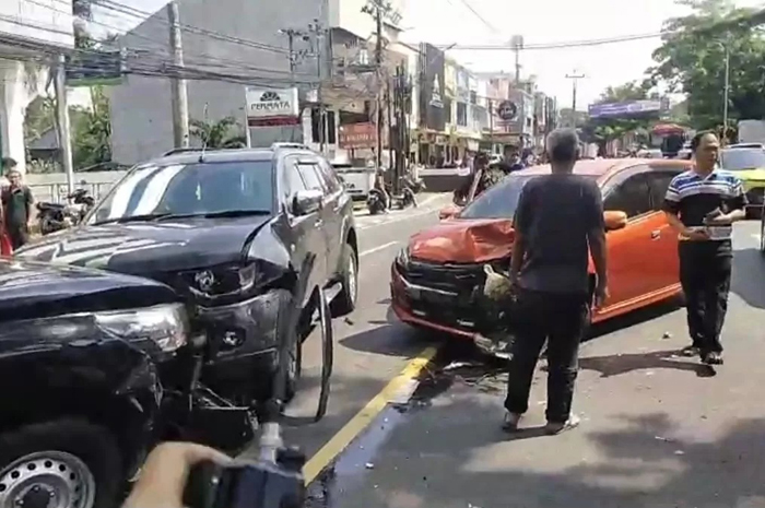 RINGSEK: Empat mobil dan satu sepeda motor terlibat kecelakaan di Jalan Dr Wahidin, Kecamatan Semarang Selatan, Senin (8/9).