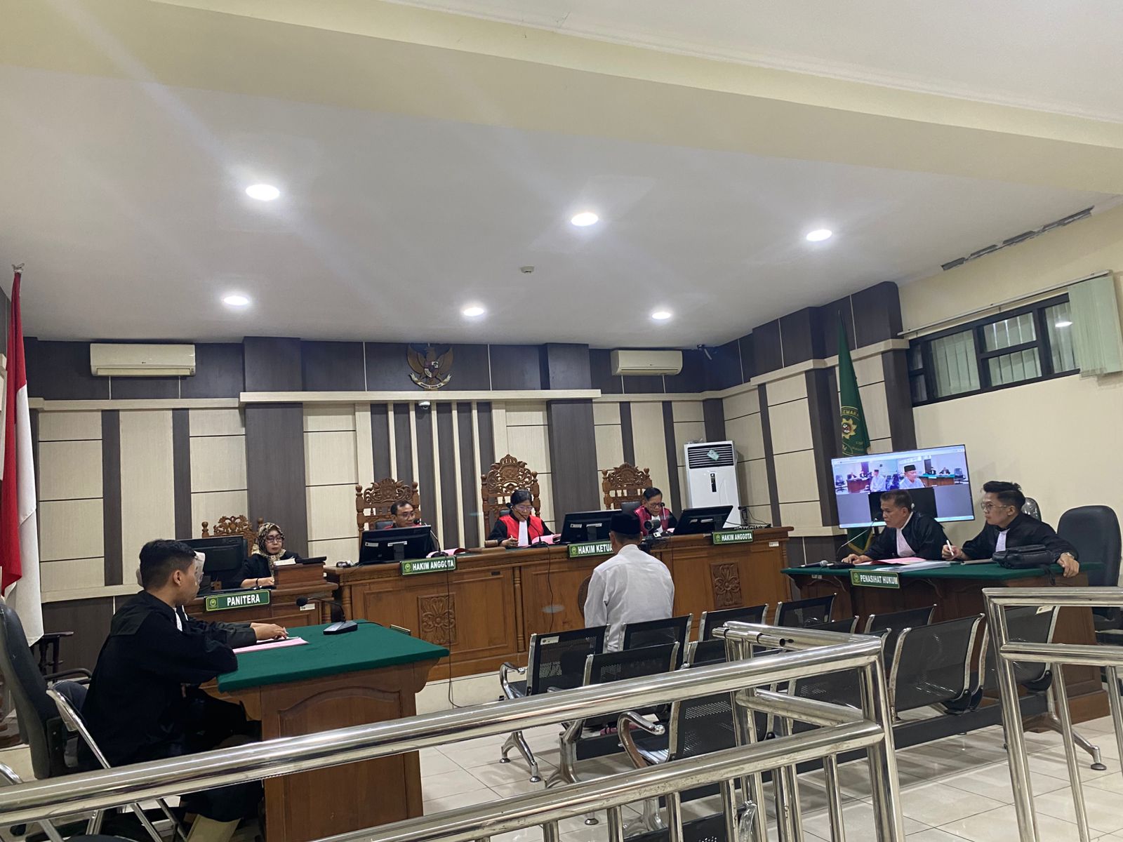 PERDANA &ndash; Kades Cangkring M saat menjalani sidang perdana kasus dugaan korupsi APBDes Cangkring tahun anggaran 2019-2024 di PN Tipikor Semarang.