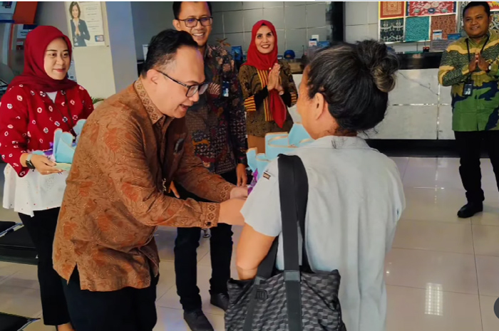 Pemimpin Cabang BRI Rembang, Devi Ridwan, bersama seluruh jajaran manajemen&nbsp; menyambut kedatangan para nasabah di Hari Pelanggan Nasional.