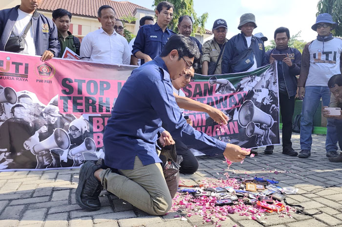 Puluhan wartawan&nbsp;menggelar aksi tabur bunga di depan Mapolresta Pati pada Senin (9/9).