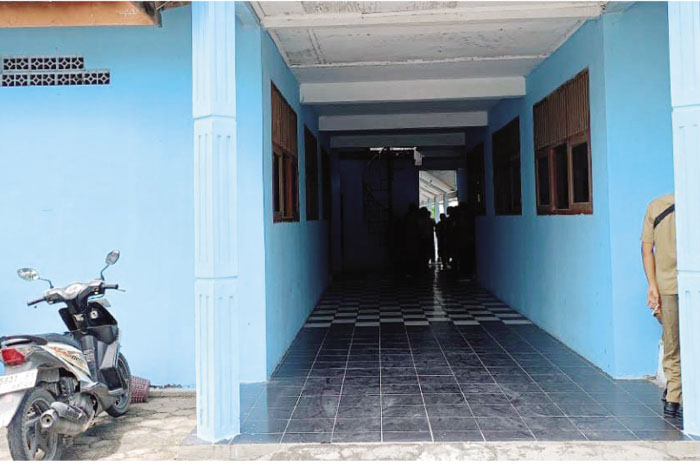 SEPI: Suasana sepi di depan SMPK St. Louis Randubla tung yang baru saja ditutup.