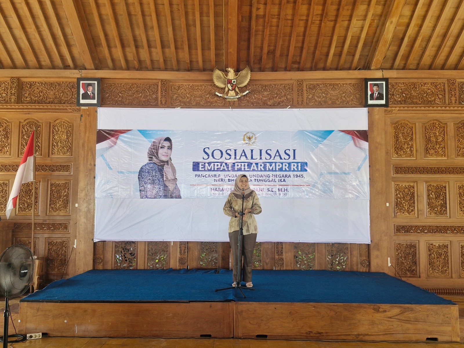 MEMBUMIKAN:  Harmusa Oktaviani saat meberikan materi 4 pilar kebangsaan, salah satunya untuk menguatkan jati diri bangsa.