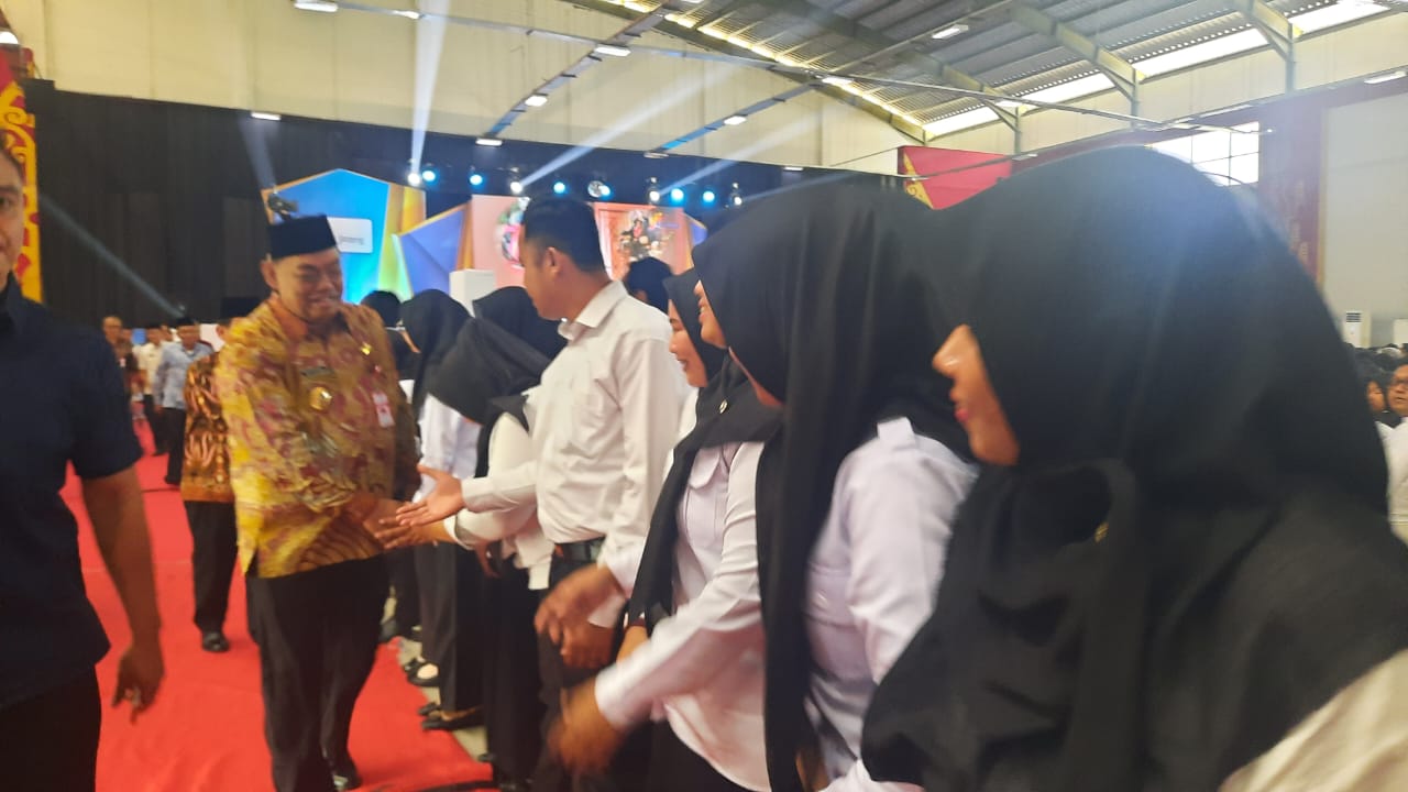 SELAMAT: Bupati Grobogan Setyo Hadi saat memberikan selamat ke peserta PPPK Formasi 2024.