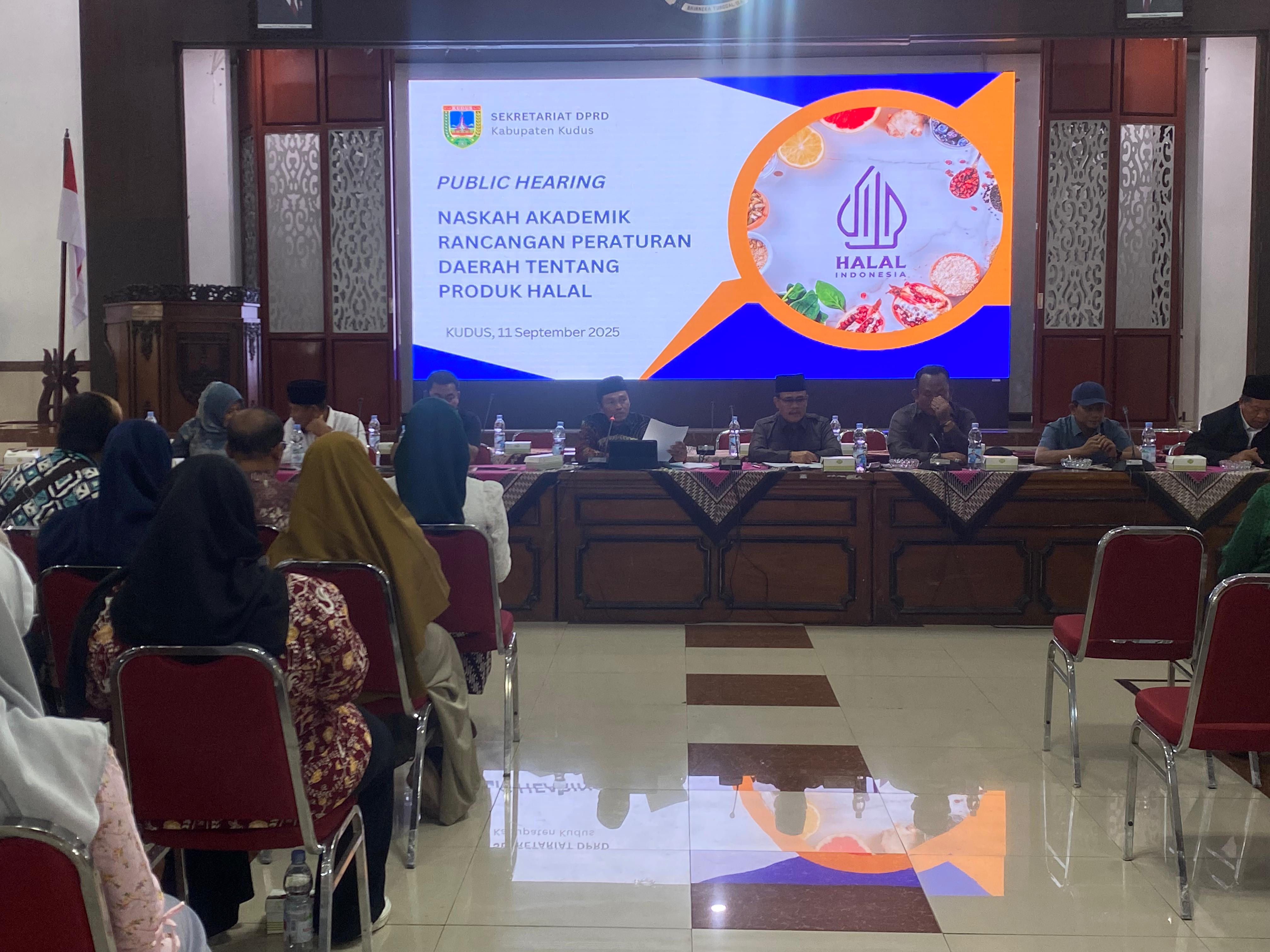 DISKUSI: Ketua Pansus 3 DPRD Kudus, Budiyono memaparkan Raperda produk halal dalam Pansus 3 di Aula DPRD Kudus, siang ini. (ANDIKA TRISNA SAPUTRA/RADAR KUDUS)