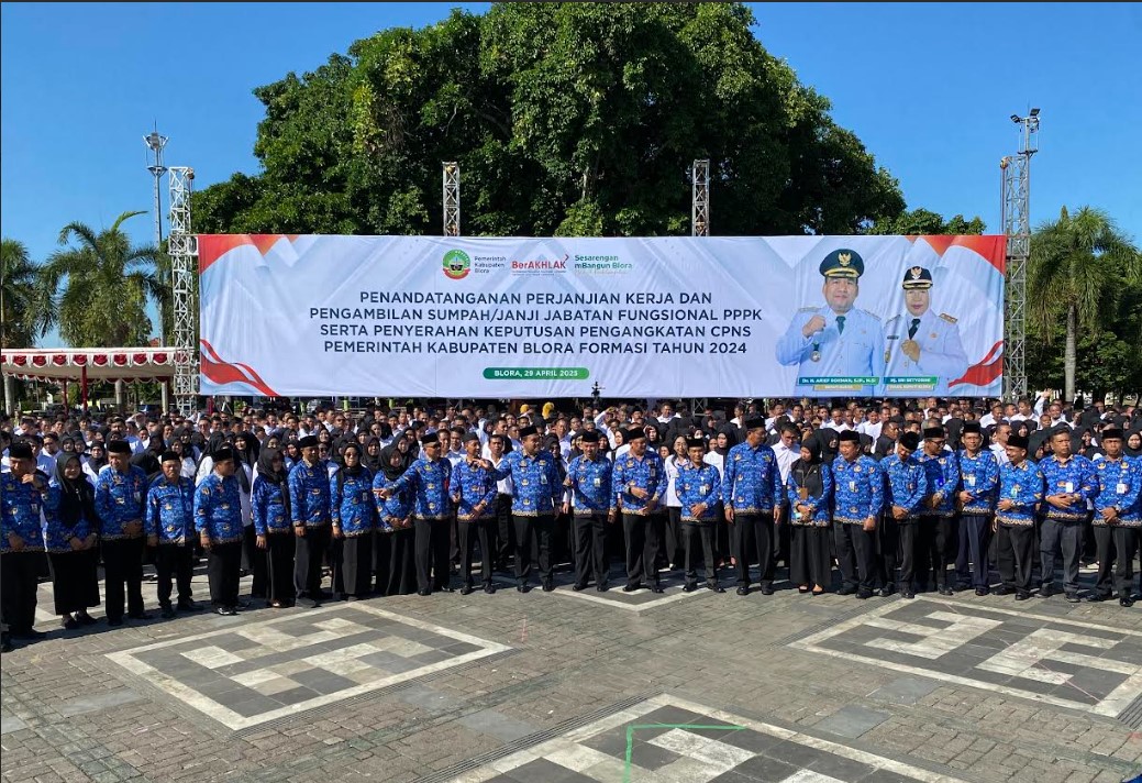 PELANTIKAN: Foto bersama jajaran ASN Pemkab Blora di Alum-alun Blora April 2025 lalu