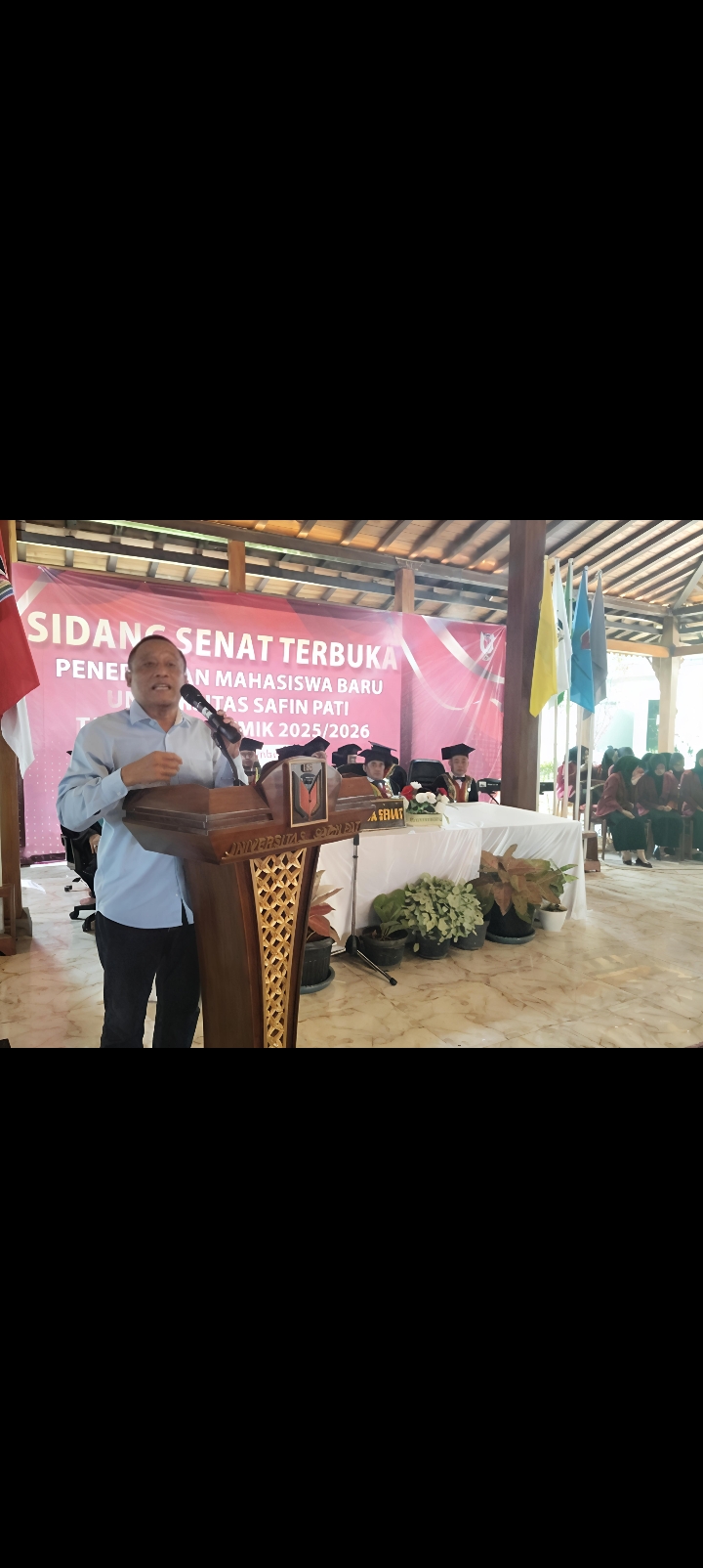 BERDIRI: Ketua Yayasan Bina Bangsa Saiful Arifin memberikan semangat kepada mahasiswa baru di USP Pati pada Rabu (10/9).