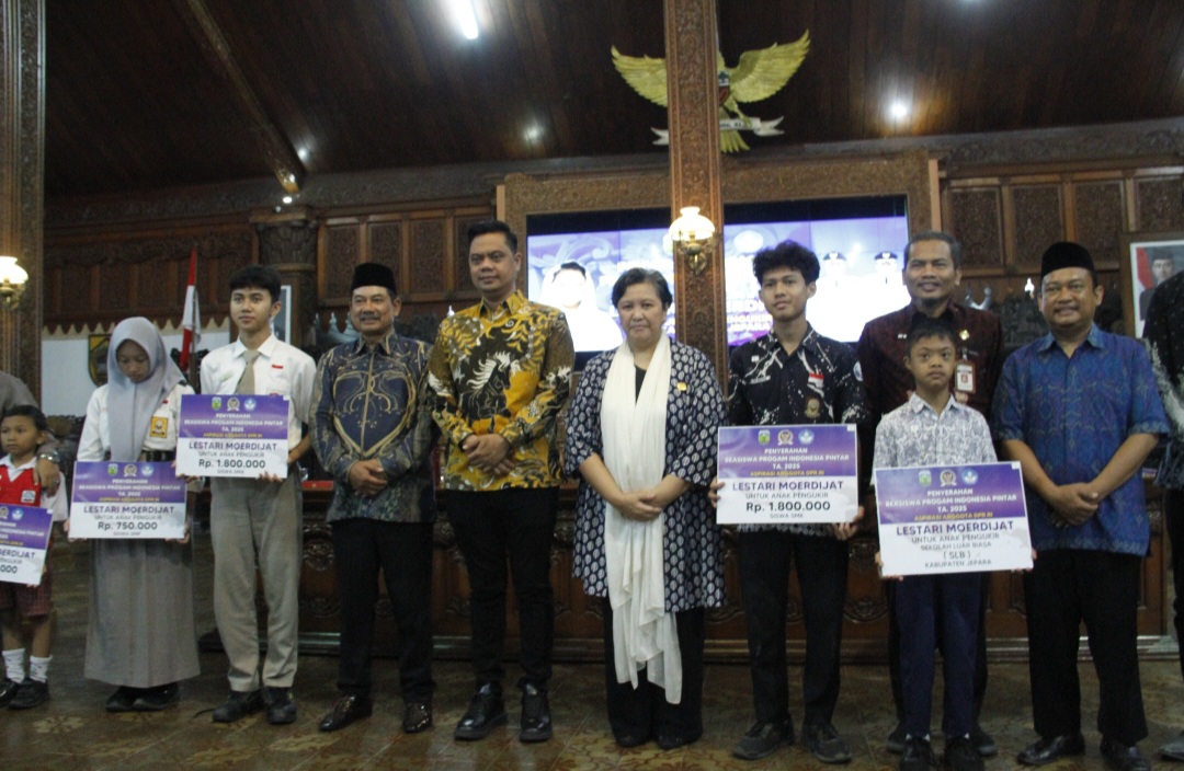 SINERGIS: Wakil Ketua MPR RI, Lestari Moerdijat bersama Bupati Jepara Witiarso Utomo dan jajaran menyerahkan bantuan beasiswa PIP bagi anak pengukir di Pendapa Kabupaten Jepara Kamis (11/9).