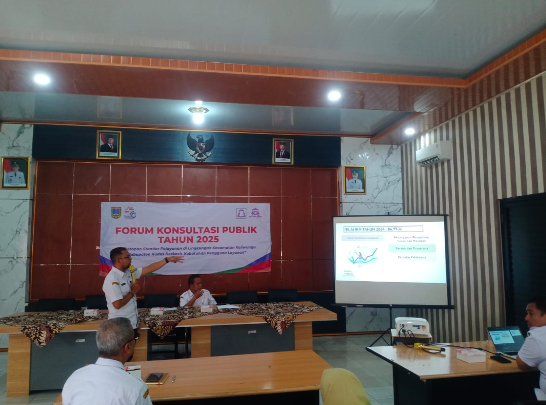 ANDIKA TRISNA SAPUTRA/RADAR KUDUS PEMAPARAN: Sub Koordinator Pelayanan Publik dan Tatalaksana pada Bagian Organisasi Setda Kabupaten Kudus, Rama menjelaskan materi di Aula Kec Kaliwungu, Rabu (10/9).