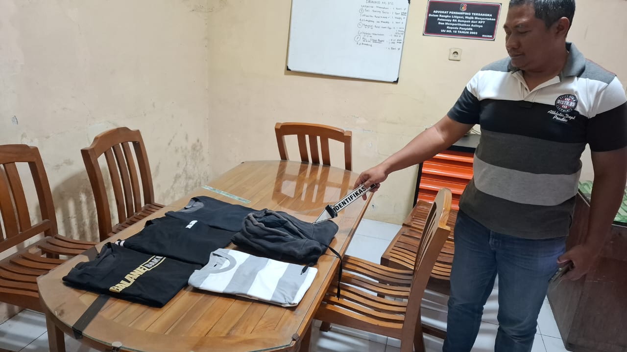 DITUNJUKKAN: Personel Polsek Batangan melakukan identifikasi barang bukti di mapolsek setempat belum lama ini.
