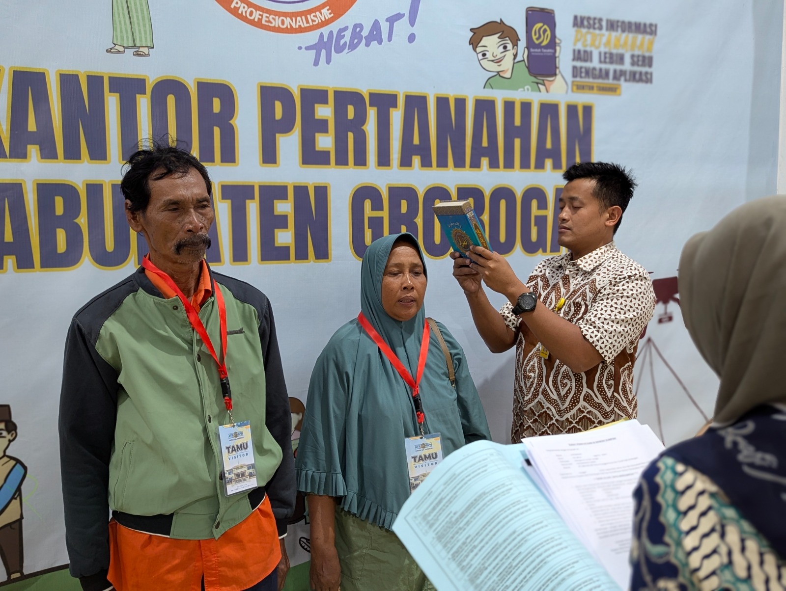 SUMPAH: Sejumlah warga saat melangsungkan Sumpah di Kantah Grobogan.