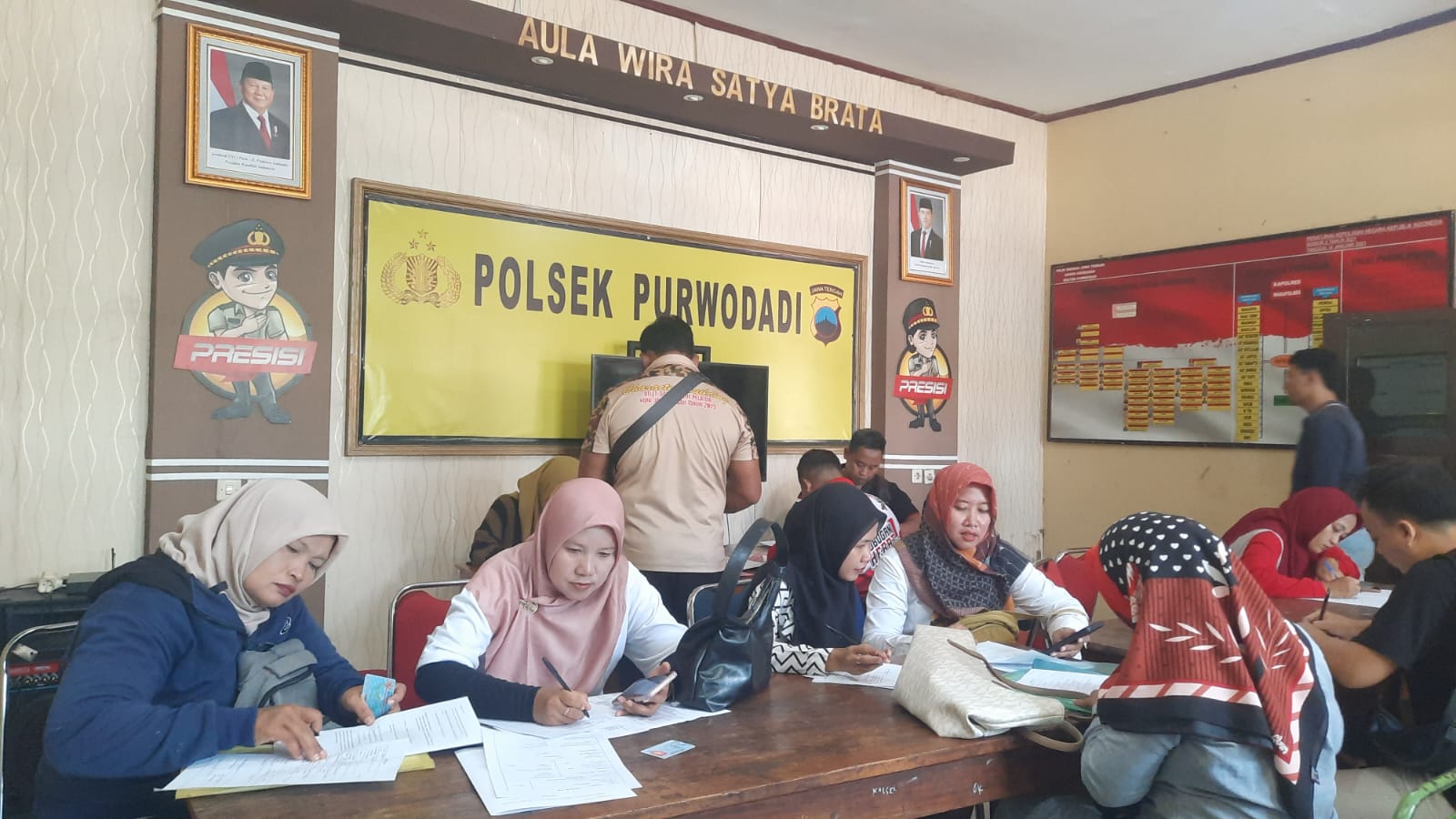 RAMAI: Peserta PPPK Paro Waktu yang melengkapi administrasi SKCK di Polsek Purwodadi.