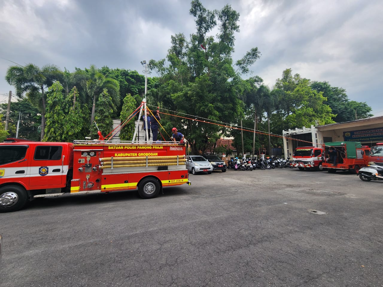 MELUNCUR &ndash; Anggota Petugas Kebakaran Satpol PP Grobogan melakukan latihan flying fox untuk penanganan pemadaman kebakaran.