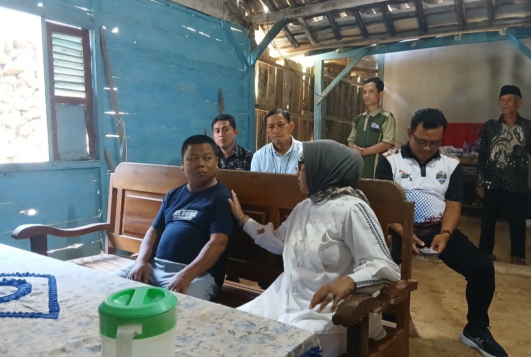 PRIHATIN: Wakil Bupati Blora Sri Setyorini (perempuan duduk paling kanan) saat menemui Sukrin (sebelah Sri Setyorini) menyampaikan bela sungkawa di Dukuh Gendono Desa Gandu Kecamatan Bogorejo.