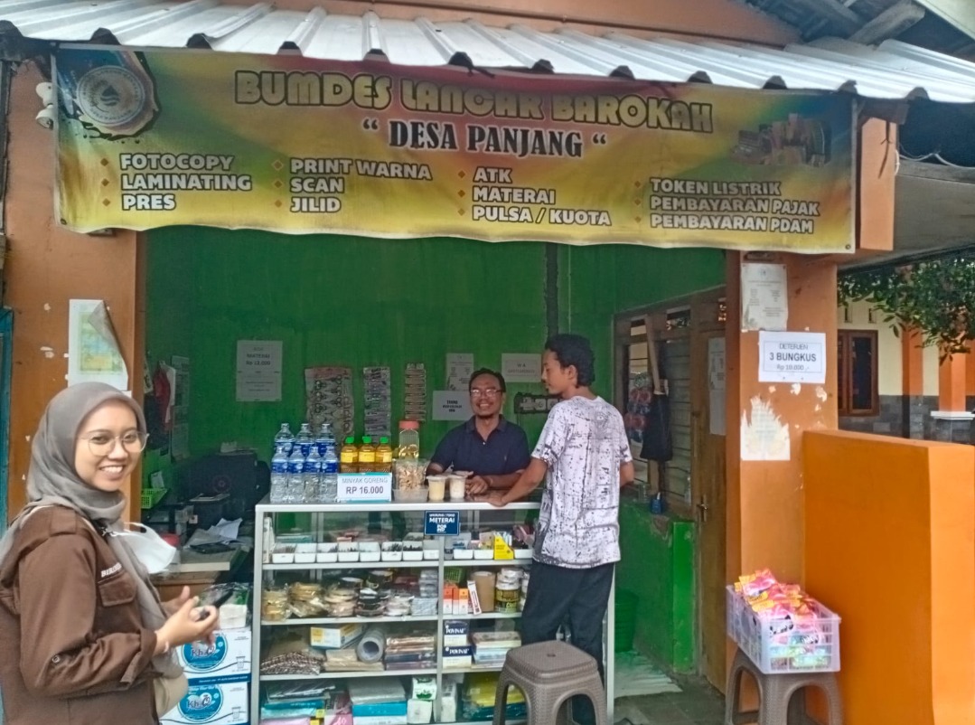 JUAL BELI: Aktivitas transaksi jual beli di Bumdes Desa Panjang, belum lama ini. (ANDIKA TRISNA SAPUTRA/RADAR KUDUS)