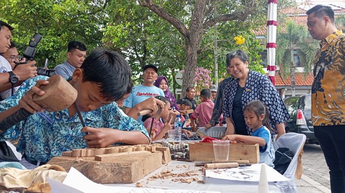 MENDUKUNG PENUH: Wakil Ketua MPR RI Lestari Moerdijat (dua dari kanan) bersama Bupati Jepara Witiarso Utomo (kanan) menyapa pengukir cilik di halaman Gedung Shima, Jepara, kemarin.