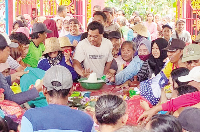 KEPUNG SESAJI: Ratusan warga sekitar Kelenteng Hok Tik Bio berebut sembako di acara sembahyang rebutan kemarin.