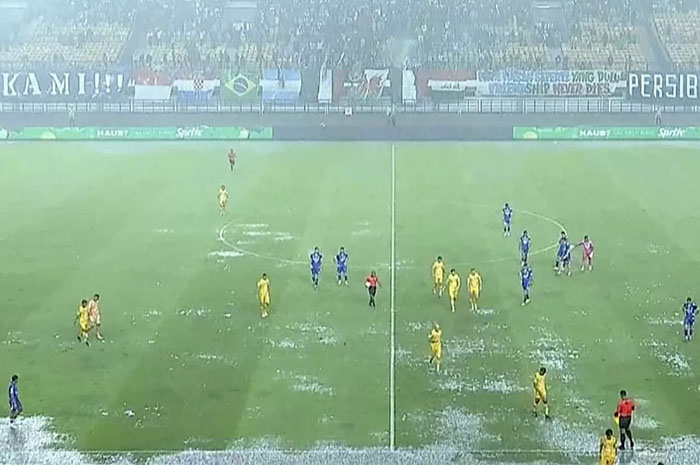 Lapangan Stadion Gelora Bandung Lautan Api tergenang sehingga duel Persib vs Persebaya dihentikan sementara.
