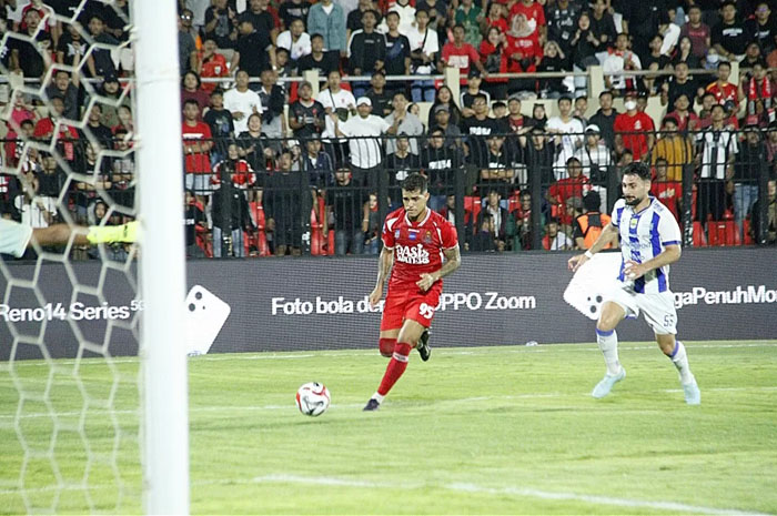 MUJUR: Charlos Franca berhasil mencetak gol pembuka dalam laga melawan Persib di Stadion GBK pada Senin (18/8).