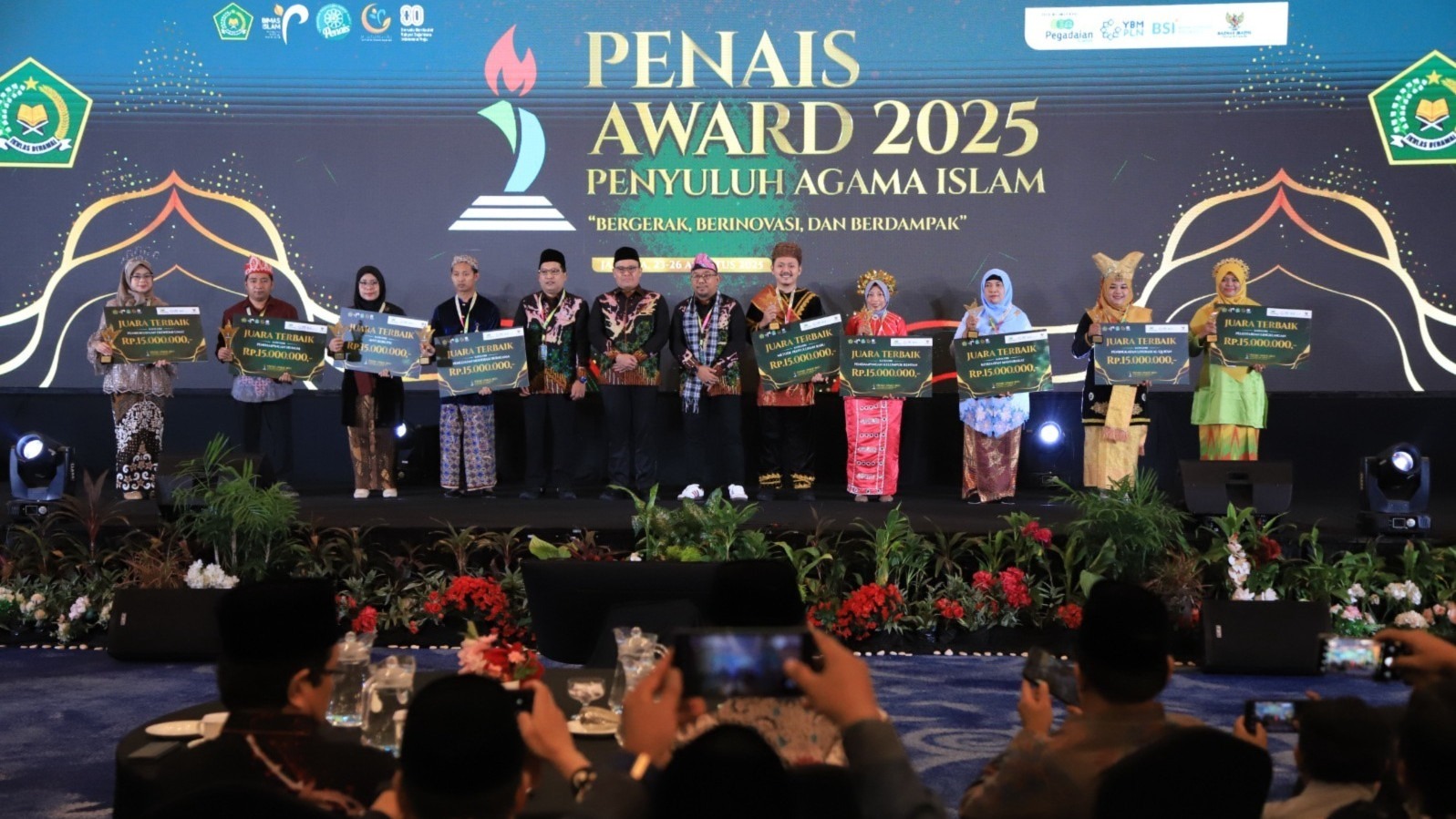 JUARA: Mc Mifrohul Hana (empat kiri) saat menerima hadiah menjadi juara  I tingkat Nasional ajang PENAIS Award 2025.