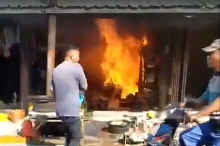 Beberapa warga beramai-ramai menyiram kios di Pasar Sulursari, Kecamatan Gabus yang terbakar.