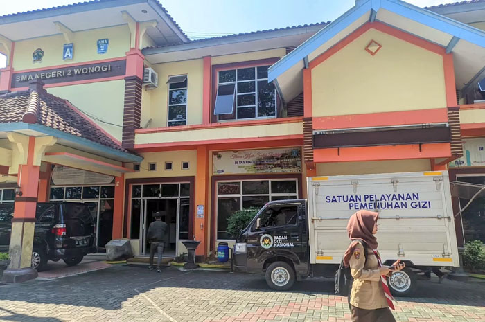 Mobil operasional Satuan Pelayanan Pemenuhan Gizi berada di SMAN 2 Wonogiri, Jumat (12/9/2025).