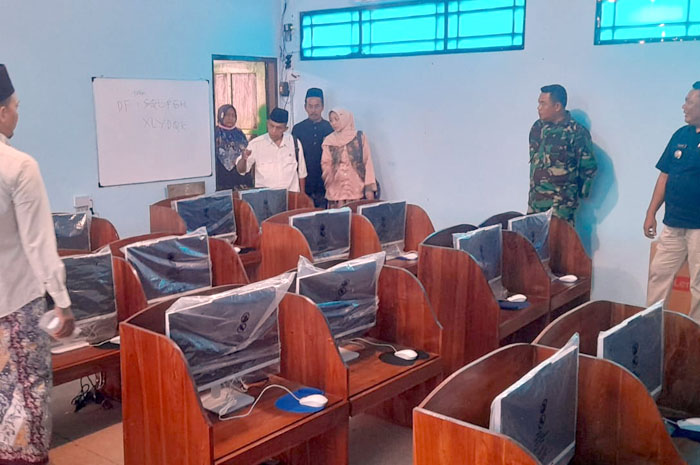 CEK LAB: Panitia bersama perwakilan Forkompimcam mengecek lokasi tes seleksi panitia kepala Desa Sidorejo baru-baru ini.