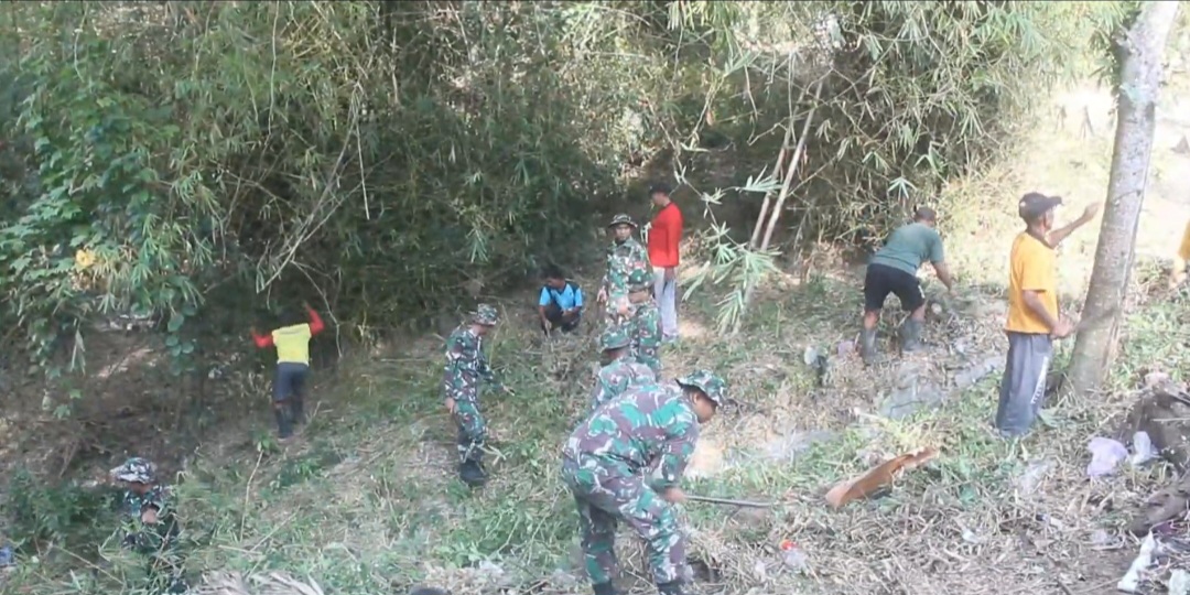 KEREN: Prajurit Yonif 410/Alugoro bersama warga kerja bakti bersihkan sungai di Desa Balong, Kecamatan Jepon, Kabupaten Blora.