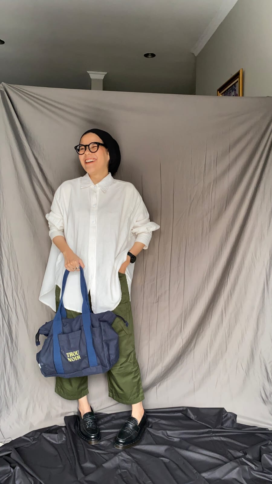 KASUAL: Cargo pants cropped dipadukan dengan kemeja putih oversized bikin penampilkan tampak casual.